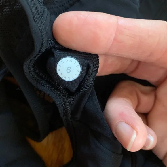 Lululemon Twist & Train Bra. Black 6. Like new - Picture 6 of 7
